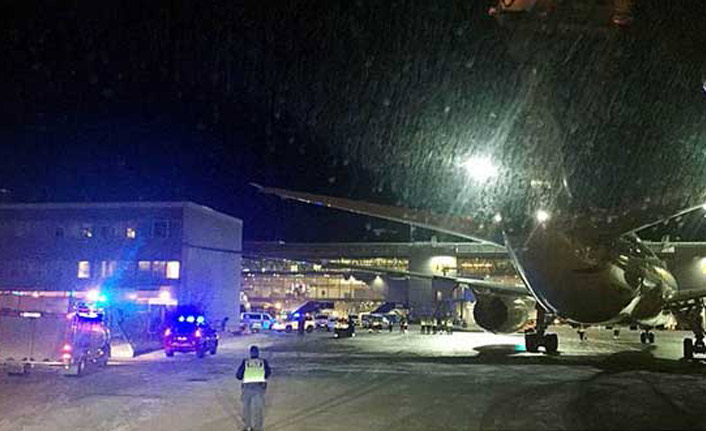 Yolcu uçağı binaya çarptı