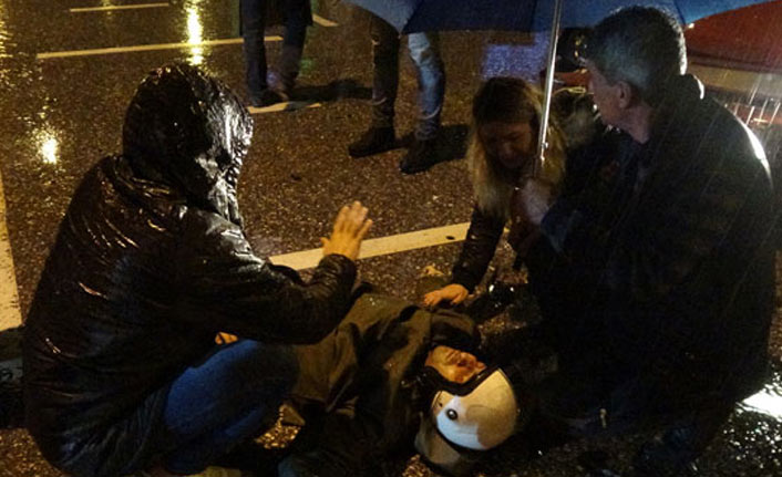 Yaralı kuryeye şemsiyeli koruma