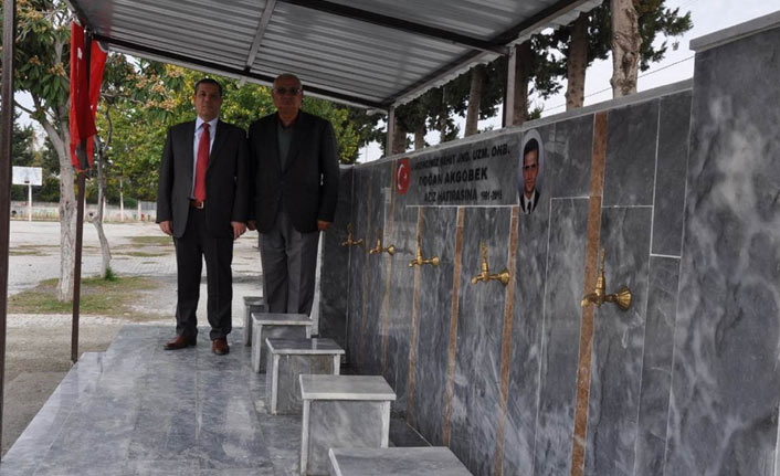 Şehit baba oğlunun okuluna çeşme yaptırdı