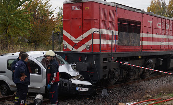 Otomobil, yolcu trenin altında kaldı
