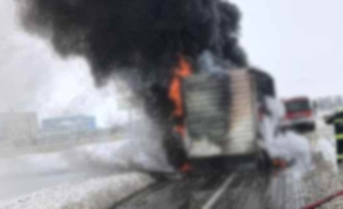 Seyir halindeki tır alev aldı