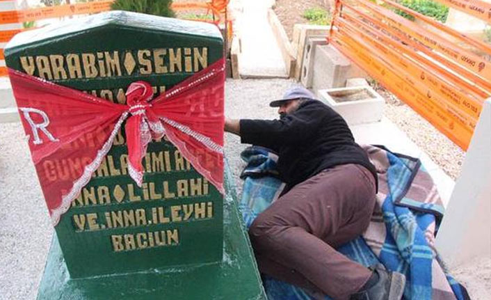 Ölen oğlunun mezarından ayrılmıyor