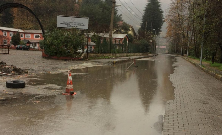 Yağmurla birlikte sanayi yolu göle döndü