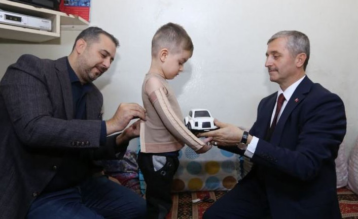 Küçük çocuğun üzerine kaynar su döküldü