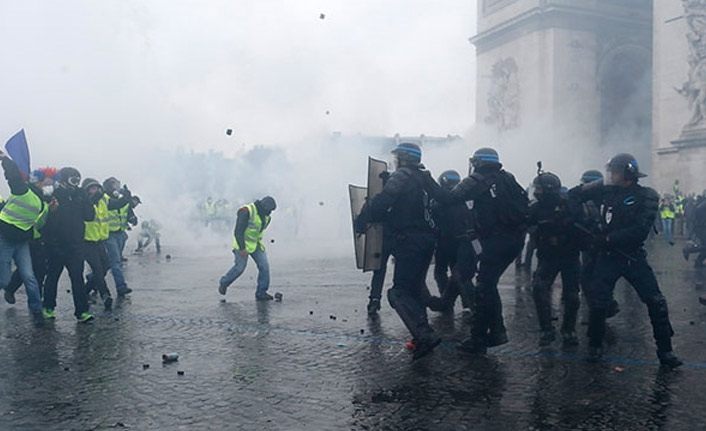 Paris'te meydanlar savaş alanına döndü
