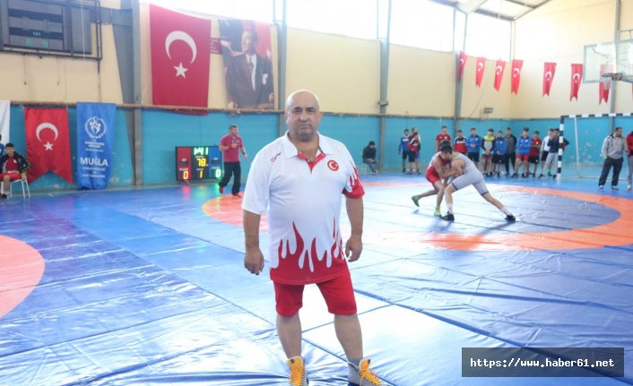 Milli güreşçi mindere veda etti