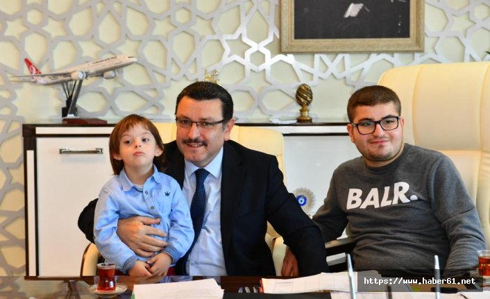 Başkan Genç koltuğunu devretti