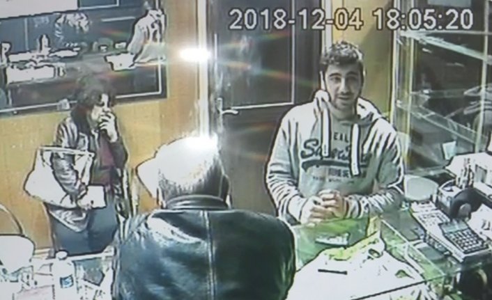 Askerim dedi kuyumcuyu soydu