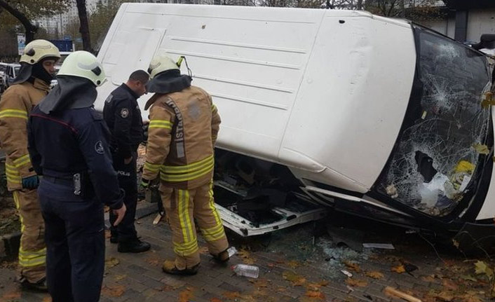 Servis minibüsü kaza yaptı! Çok sayıda yaralı var
