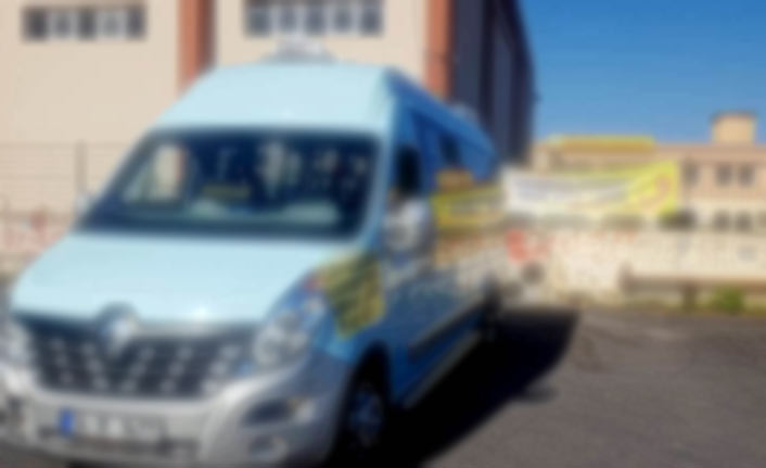 3'üncü kattan düşen genç kızın hayatını park halindeki minibüs kurtardı