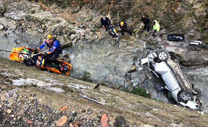 Feci kaza, otomobil dereye uçtu