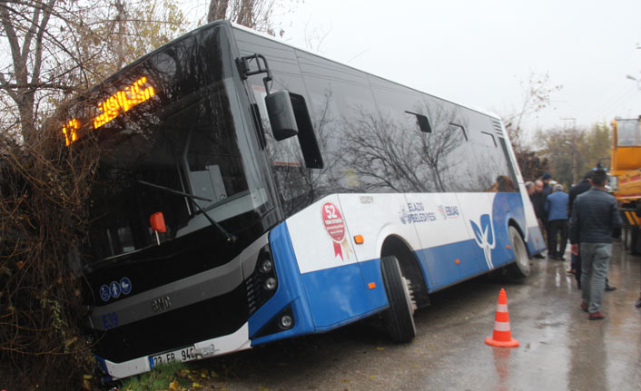 Elazığ'da otobüs kanala girdi