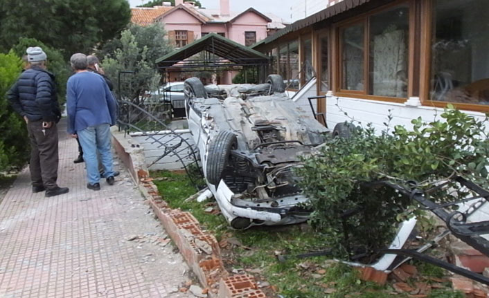 Kontrolden çıkan otomobil evin bahçesine girdi