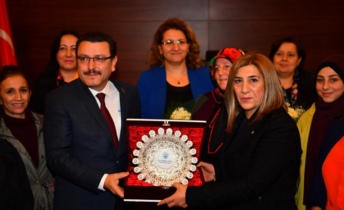 Başkan Genç'ten MHP Kadın kollarına plaket