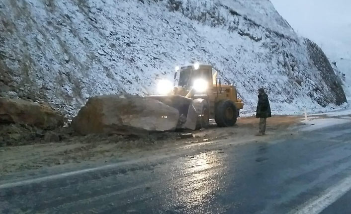 Karayoluna düşen kayalar temizlendi