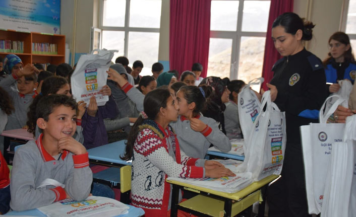 Tatvan polisinden öğrencilere kitap desteği