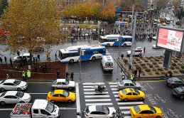 Belediye otobüsü yayalara çarptı