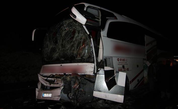 Yolcu otobüsü kamyona çarptı: 9 yaralı