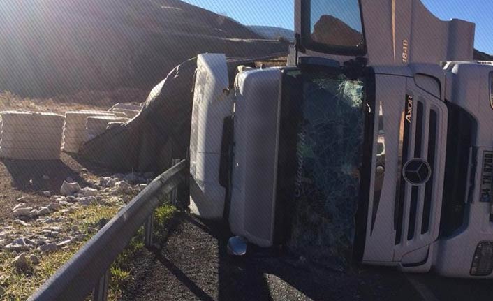 Tır yan yattı: 4 yaralı