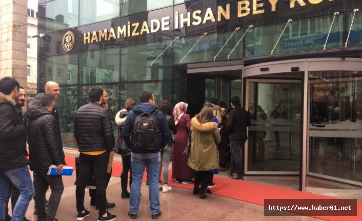 Büyükşehir Belediyesinin iş ilanına başvuranlar uzun kuyruklar oluşturdu