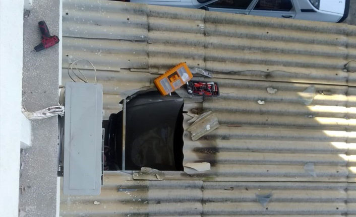 Klima tamiri yaparken, savcının aracının üstüne düştüler