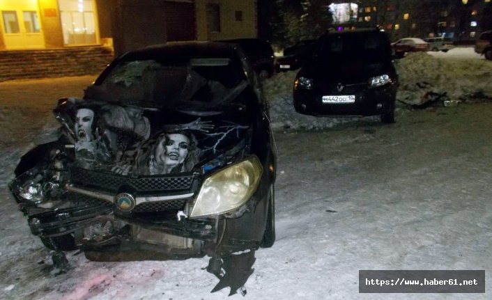 Rusya'da bir araç sürücüsü buzlu yolda belediye başkanına çarptı