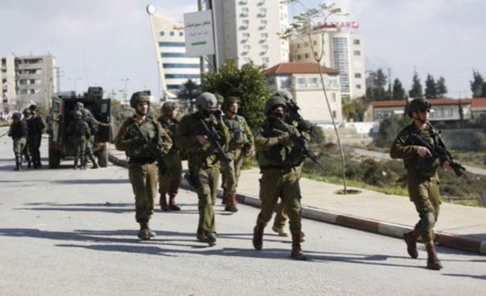 İsrail askerleri 150 Filistinliyi alıkoydu