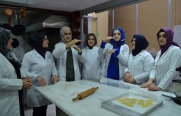 Pasta yapmayı işaret diliyle öğreniyorlar