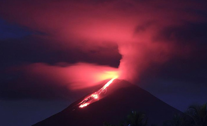 Yanardağ faaliyete geçti - Kül ve Duman...