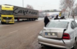 Erzurum'da buzlanma nedeni ile konrolden çıkan tır kaza yaptı