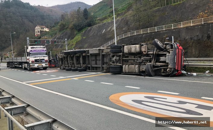 Çay yüklü tır yola devrildi: 1 yaralı