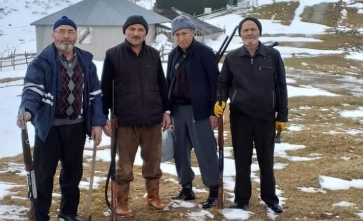 Yayla evlerine ayıların girdiğini duyunca tüfeklerini alıp yaylaya çıktılar
