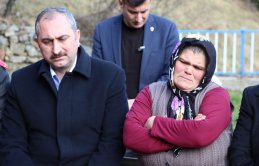 Abdulhamit Gül, Eren Bülbül'ün mezarını ziyaret etti