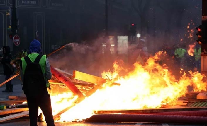 Sarı Yelekliler Paris sokaklarını ateşe verdi