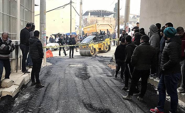 Asfalt silindirinin altında kalan kişi yaşamını yitirdi