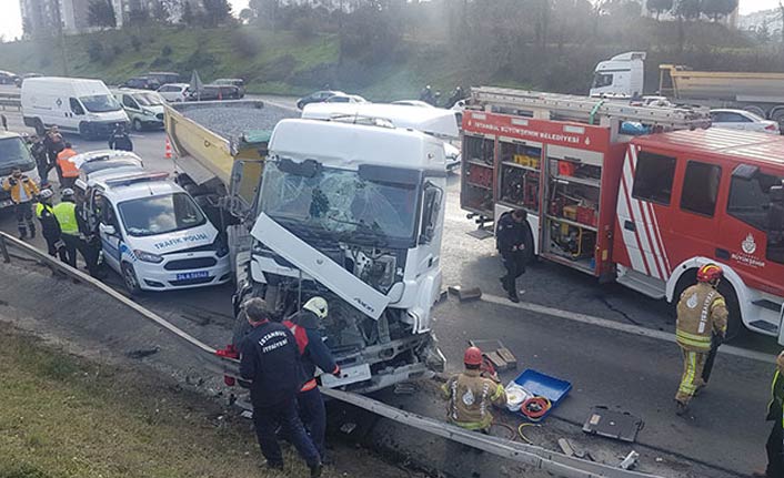 Kamyon polis aracına çarptı