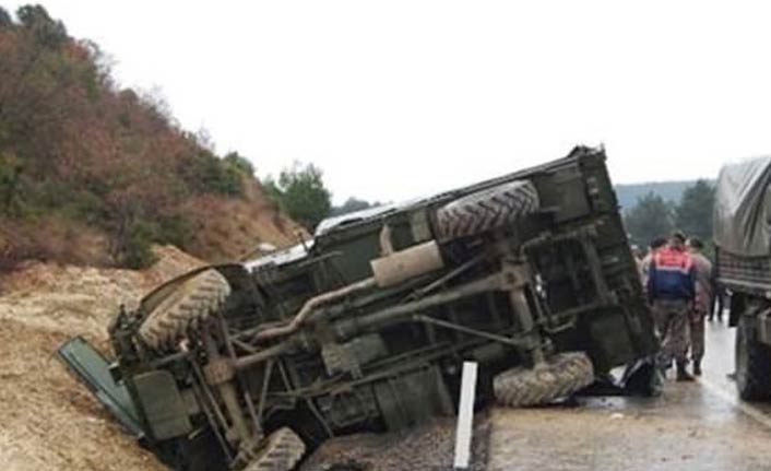 Zırhlı askeri araç devrildi: 2 asker yaralı