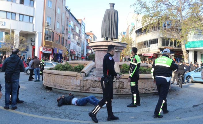 ‘Babam’ diye sarıldığı Atatürk heykeline yine çıktı