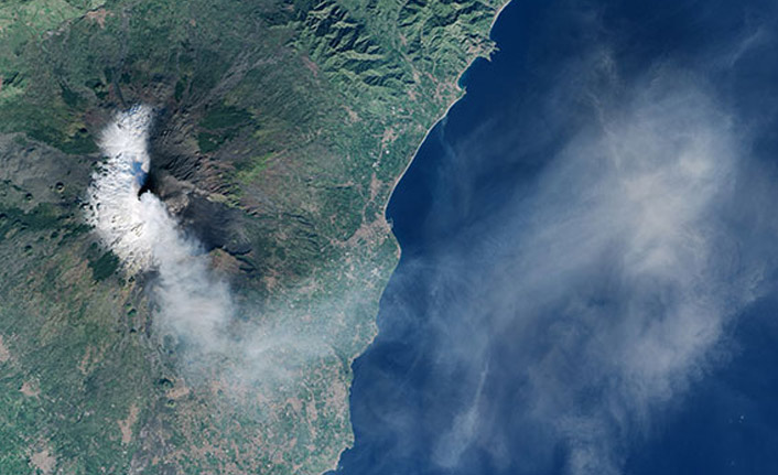 Etna Yanardağı yeniden harekete geçti