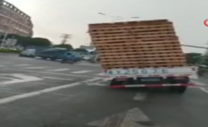 Aşırı yüklenen kamyon böyle devrildi