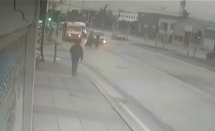 Karşıdan karşıya geçerken otomobil havaya uçurdu!