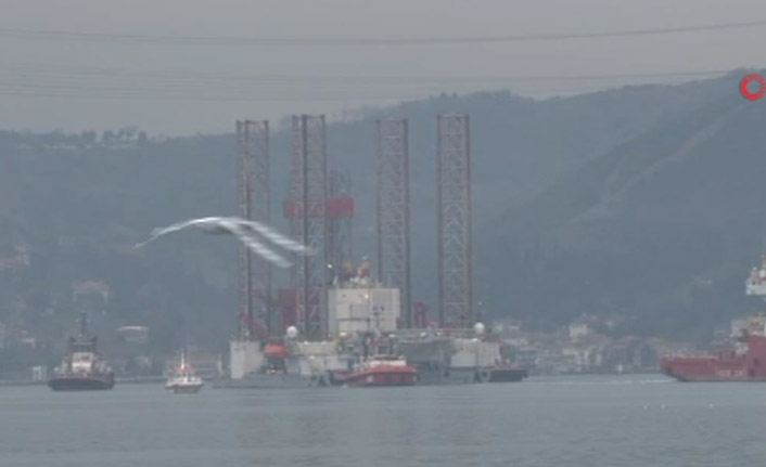 Dev platform İstanbul Boğazı'ndan geçti