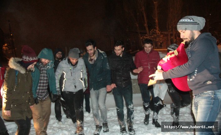 Buz gibi havada poşetle kaydılar, tulumla ısındılar 