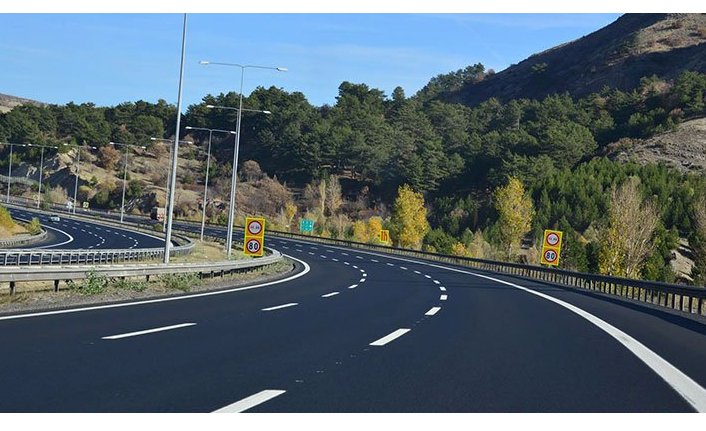 Kara yollarının bazı kesimlerinde bakım ve onarım çalışmaları devam ediyor.02.01.2019