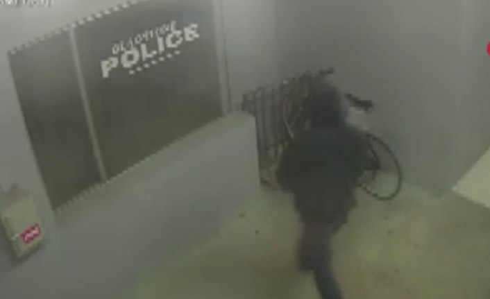 Şaşkın hırsız bir dakikada yakalandı