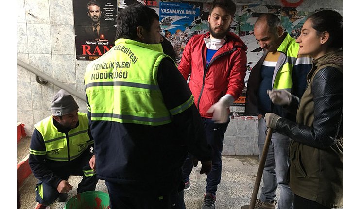 Üniversite öğrencileri altgeçitleri temizledi