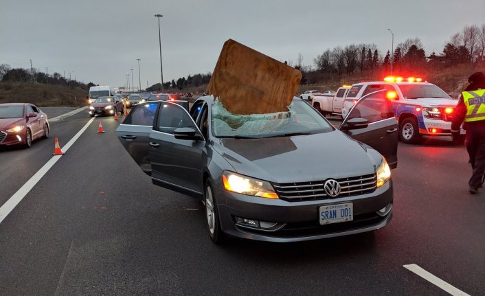 Seyir halindeyken aracın camına kontraplak levha düştü!