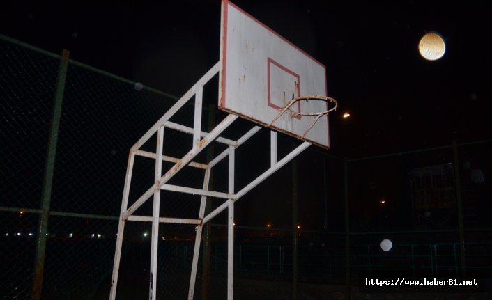 Kendini basket potasına asan genç son anda kurterıldı