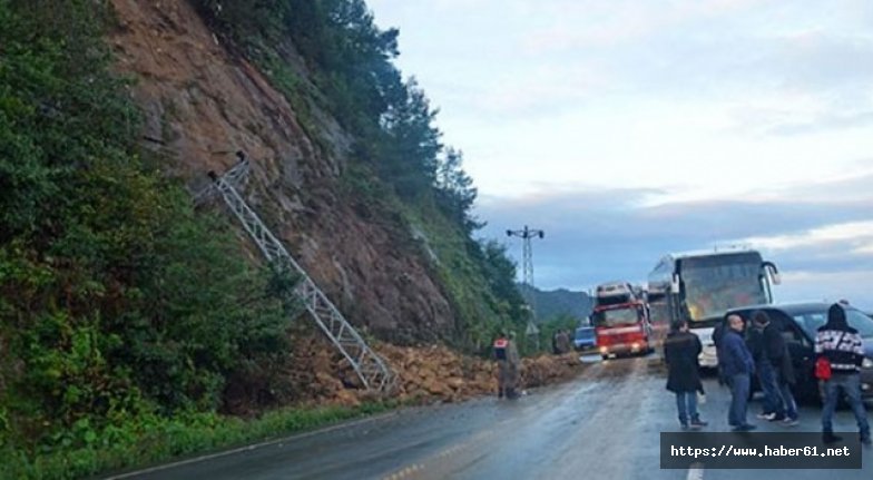 Karadeniz Sahil Yolu’nda heyelan yolu kapattı