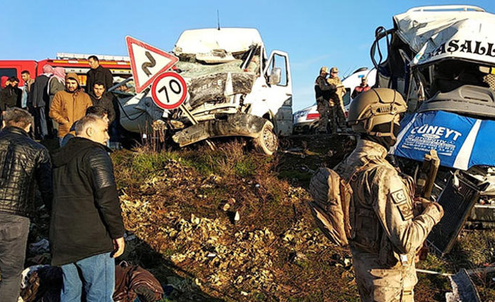 İşçi servisi ve öğrenci servisi çarpıştı!